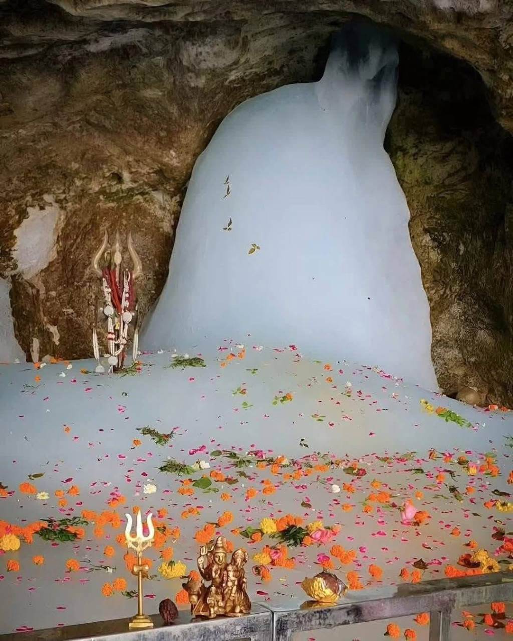 अमरनाथ गुफा में शिवलिंग 90 गायब ऊंचाई घटकर एक फुट रह गई